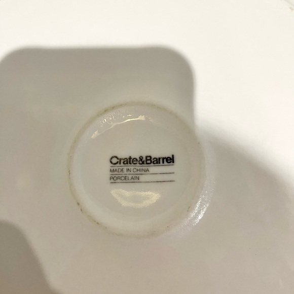 CRATE & BARREL WHITE DINNER PLATES 10 1/4" Tobin ? Set of 2 - Picture 5 of 6